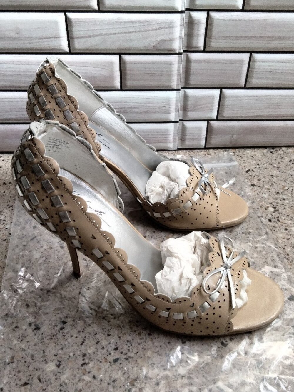 New 100% Leather Tan & Silver Leather Scalloped Edge Open Toe Heel